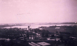 DIA01434 Brielle; ; Panorama vanaf de toren van de St. Catharijnekerk over de geïnundeerde polder Zuurland, 1944