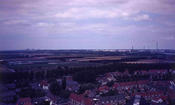 DIA01799 Panorama over Brielle vanaf de toren van de Catharijnekerk, riching het Europoortgebied; 1973