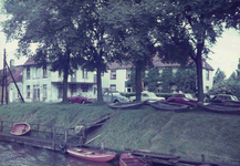 DIA01996 Het havenhoofd met het voormalige café 't Oude Veerhuis; 1 april 1965