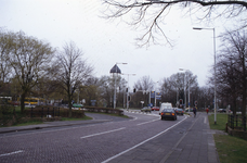 DIA02458 Brielle; ; De Groene Kruisweg gezien vanaf de Pieter van der Wallendam, links het busstation, rechts de ...