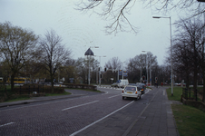 DIA02459 Brielle; ; De Groene Kruisweg gezien vanaf de Pieter van der Wallendam, links het busstation, rechts de ...