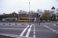 DIA02460 Brielle; ; Het busstation langs de Groene Kruisweg. Op de achtergrond de HBS, het chinees restaurant in de ...