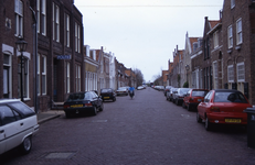 DIA02621 Kijkje in de Langestraat met het Politiebureau; ca. 1991