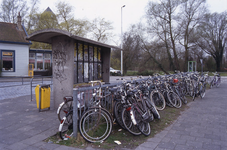 DIA02654 Brielle; ; Het busstation langs de Groene Kruisweg. Op de achtergrond het chinees restaurant in de voormalige ...