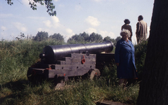 DIA02692 Bezoekers aan Brielle bij een kanon op de wallen; ca. 1980