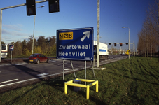 DIA02710 De kruising van de N57 (Dammenweg) en de Groene Kruisweg, ANWB-bord richting Zwartewaal en Heenvliet; ca. 1999