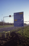 DIA02712 De kruising van de N57 (Dammenweg) en de Groene Kruisweg, ANWB-bord richting Zwartewaal en Heenvliet, en ...