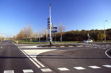 DIA02713 De kruising van de N57 (Dammenweg) en de Groene Kruisweg, ANWB-bord richting Zwartewaal en Heenvliet; ca. 1999