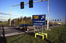 DIA02714 De kruising van de N57 (Dammenweg) en de Groene Kruisweg, ANWB-bord richting Zwartewaal en Heenvliet; ca. 1999