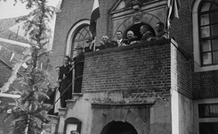 DIA15009 Herdenking of viering op het bordes van het stadhuis; ca. 1930