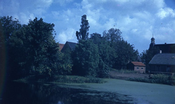 DIA15020 Zicht op Geervliet vanaf de haven met het stadhuis op de achtergrond; ca. 1985