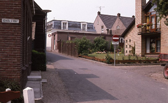 DIA15027 De hoek van de Schoolstraat en de Burgemeester v/d Minnelaan; ca. 1976