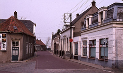 DIA15151 Kijkje vanaf het Dorpsplein richting de Tolstraat; ca. 1976