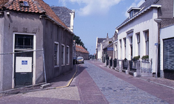 DIA15180 Hoekwoning op het Dorpsplein en een kijkje in de Tolstraat; ca. 1993