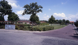 DIA15205 De hoek Markenburglaan en de Oude Singel, met de basisschool; ca. 1993