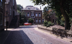DIA15223 Kijkje op het Stadhuis en de woning langs de Visserszijde; ca. 1993