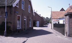 DIA15233 Kijkje in de Molenstraat, gezien vanaf de Kerkstraat en Kerkplein; ca. 1993