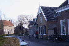 DIA15311 Woningen en winkels langs het St. Anthonieplein; ca. 1993