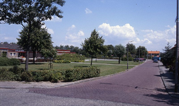 DIA15346 De hoek Markenburglaan en de Oude Singel, met de basisschool; ca. 1993