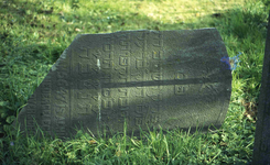 DIA15358 Grafsteen op de Joodse begraafplaats (1781) langs de Spuikade; 29 oktober 1983
