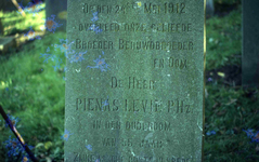 DIA15359 Grafsteen op de Joodse begraafplaats (1781) langs de Spuikade; 29 oktober 1983