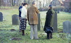 DIA15365 S. Wasserman in gesprek met Riet de Leeuw van Weenen en Felix van Hoorn op de Joodse begraafplaats (1781) ...