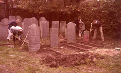 DIA15390 Het opknappen van een grafsteen op de Joodse begraafplaats (1781) langs de Spuikade; 17 november 1984
