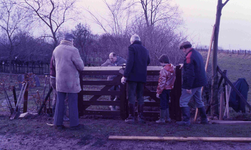 DIA15392 Plaatsen van een nieuw hek bij de Joodse begraafplaats (1781) langs de Spuikade; 27 december 1984