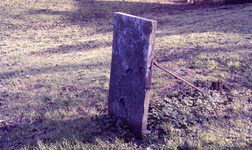DIA15394 Grafsteen op de Joodse begraafplaats (1781) langs de Spuikade; 27 december 1984