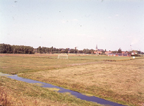 DIA15420 De voetbalvelden langs de Groene Kruisweg, op de achtergrond Geervliet en het rode dorp; ca. 1965
