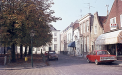 DIA16014 Woningen en winkels langs de Markt; ±1975