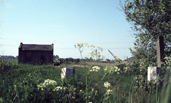 DIA16089 Het terrein langs de Groene Kruisweg dat uitgegraven is ten behoeve van de verbreding van de Bernisse; ca. 1976