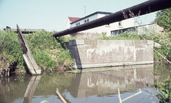 DIA16093 De Bernisse ter hoogte van het voormalige tramstation van Heenvliet voordat de rivier werd verbreed; ca. 1976