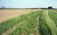 DIA16106 Kijkje op de Oud Hoenderhoeksedijk richting het vroegere gemaal van de polder Nieuw-Hoenderhoek.; ca. 1976
