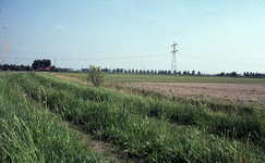 DIA16107 Kijkje op de Oud Hoenderhoeksedijk richting het vroegere gemaal van de polder Nieuw-Hoenderhoek.; ca. 1976