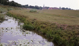 DIA16125 De verbinding tussen de Bernisse en de haven van Geervliet langs de Toldijk. Rechts polder Oud Guldeland; ca. 1976