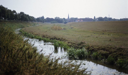 DIA16128 De verbinding tussen de Bernisse en de haven van Geervliet langs de Toldijk. Rechts polder Oud Guldeland; ca. 1976