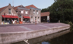DIA16145 Winkels en woningen langs de Markt; ca. 1976
