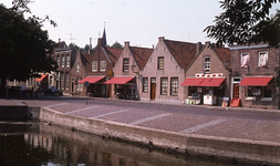 DIA16161 Winkels en woningen langs de Markt; ca. 1976