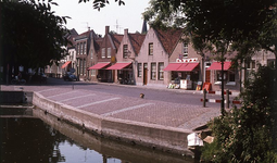 DIA16162 Winkels en woningen langs de Markt; ca. 1976