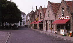 DIA16163 Winkels en woningen langs de Markt; ca. 1976