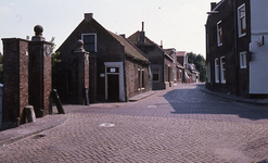 DIA16184 Kijkje in de Stationsweg, links het Tolhek; ca. 1976