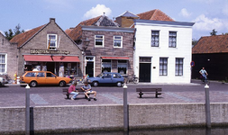 DIA16199 Winkels en woningen langs de Markt; ca. 1993