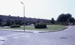DIA16203 Kijkje op de drive-in woningen langs de Hugo van Voorneweg; ca. 1976