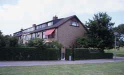 DIA16219 Woningblok langs de Hooftweg, gezien vanaf het Prof. Oudplein; ca. 1976