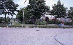 DIA16222 Kijkje vanuit de Hugo van Voorneweg richting de Hofkesweg; ca. 1976