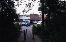 DIA16228 Kijkje richting de Vioolstraat, vanuit het pad naar de Vissersdijk; ca. 1976