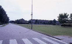 DIA16235 Grasveld langs het Nieuwesluisplein (later bebouwd met kinderopvang en fietswinkel); ca. 1976