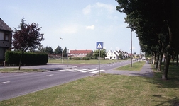 DIA16250 Grasveld langs het Nieuwesluisplein (later bebouwd met kinderopvang en fietswinkel); ca. 1993