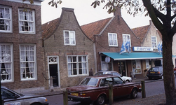DIA16271 Woningen en winkels langs de Markt; ca. 1993